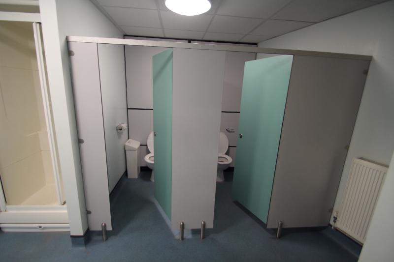 Instalações sanitárias modernas e organizadas disponíveis no curso de ingles para jovens.