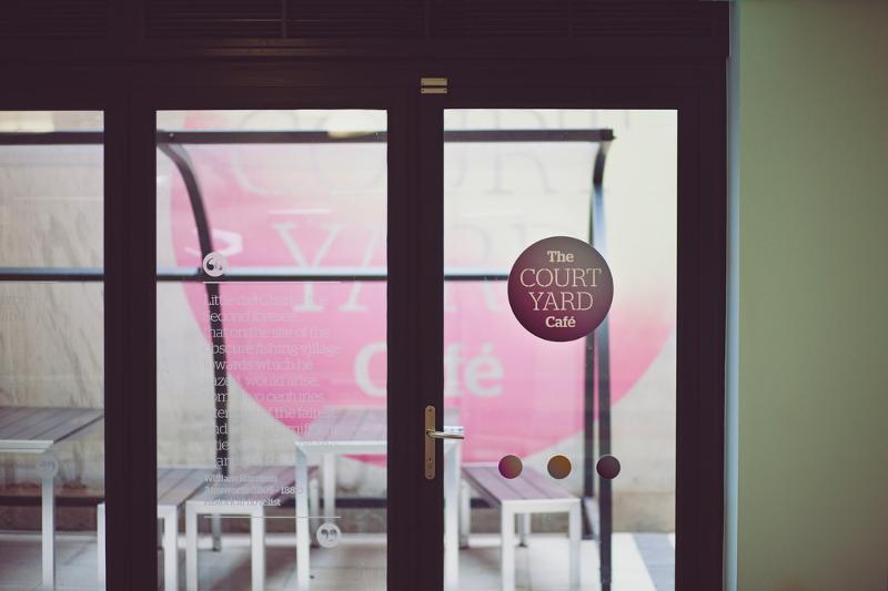 Entrada para o The Courtyard Café, um espaço acolhedor para estudantes do curso de ingles para jovens.