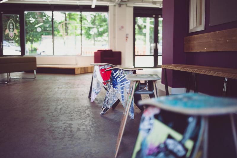  Interior moderno com cadeiras de design artístico para momentos de convívio no curso de ingles para jovens.