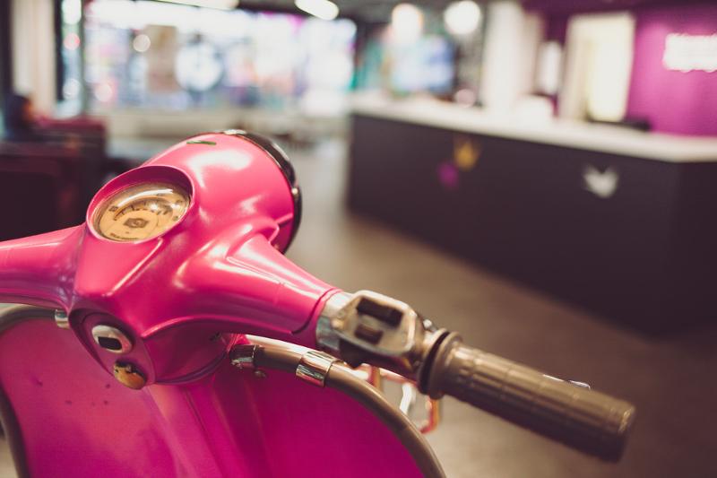 Close-up de uma scooter rosa, simbolizando a diversão e o estilo do ambiente do curso de ingles para jovens.