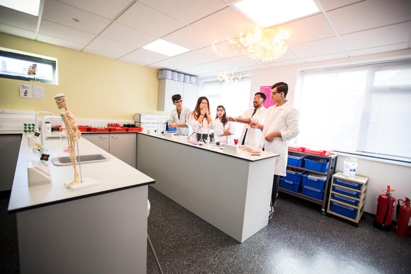 Alunos participam num curso de ingles para jovens em laboratório, aprendendo através de atividades práticas e interativas.