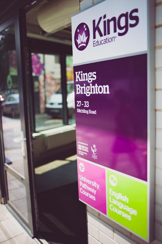 Placa da Kings Education em Brighton, indicando cursos de ingles para jovens e preparação para universidade.