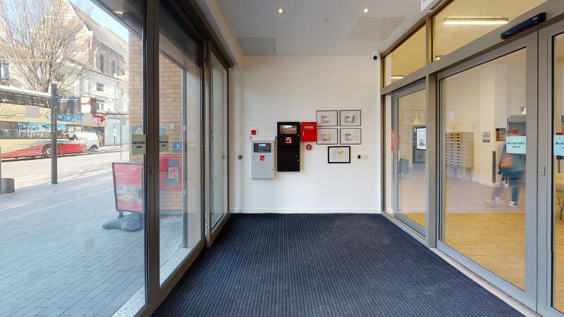 Entrada do curso de ingles para jovens, com vista para o exterior e interior.