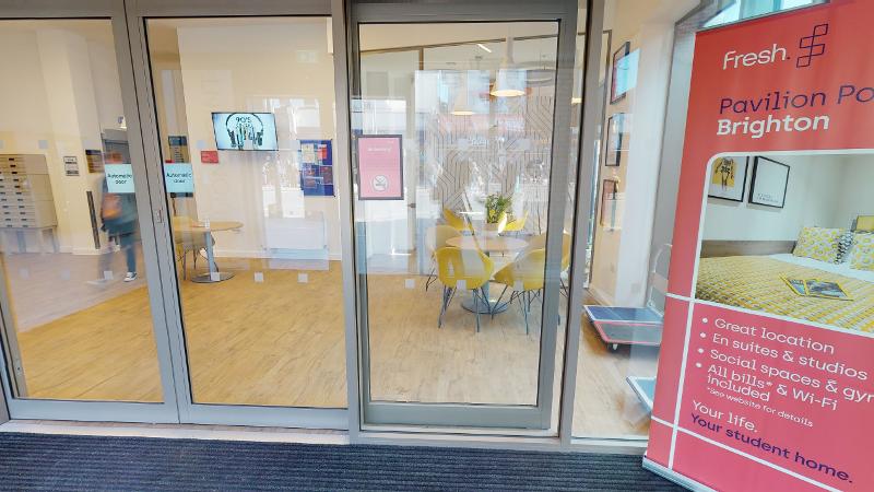 Entrada para o pavilhão das aulas do curso de ingles para jovens