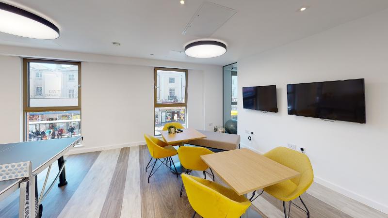 Sala de refeições e mesa de ténis de mesa no curso de ingles para jovens