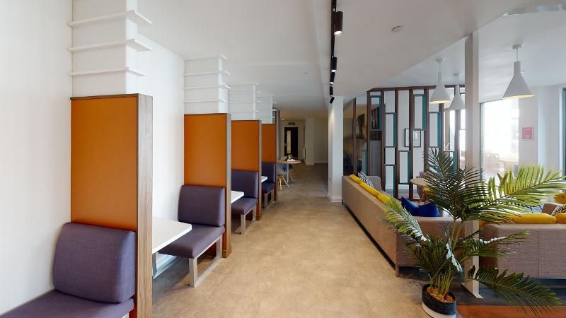 Sala de estar com vários lugares disponíveis e sofás durante o teu curso de ingles para jovens