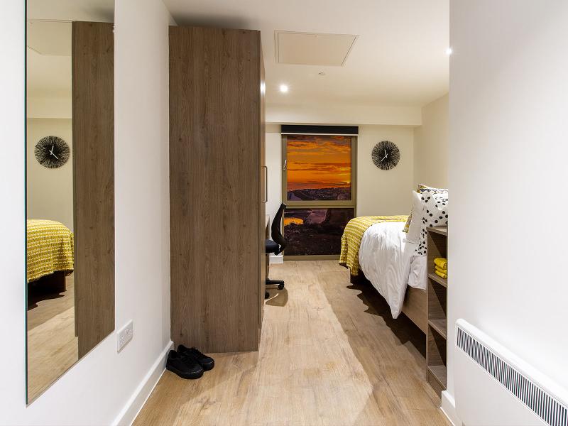 Quarto moderno  e individual com uma vista para a cidade durante o curso de ingles para jovens