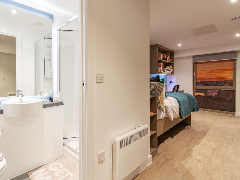 Quarto moderno e confortável com casa de banho privada, ideal para estudantes num curso de ingles para jovens