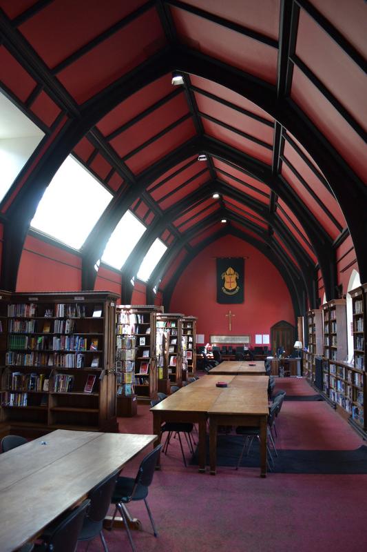 Biblioteca com teto arqueado e mesas de estudo, proporcionando um ambiente tranquilo para estudantes do curso intensivo de ingles em londres