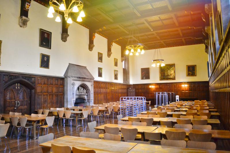 Sala de refeições histórica com lareira e decoração clássica, pronta para acolher estudantes de curso de ingles para jovens.