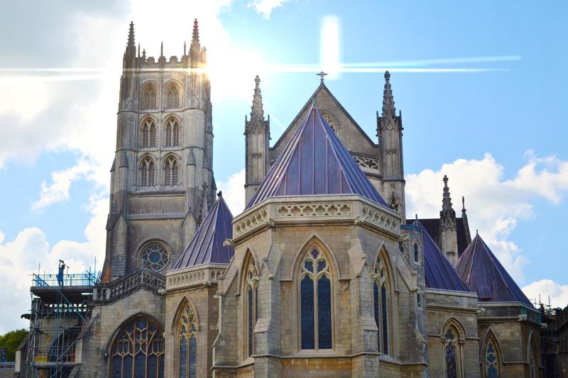 Catedral gótica com arquitetura impressionante iluminada pelo sol, oferecendo experiências culturais durante o curso de lingua inglesa.