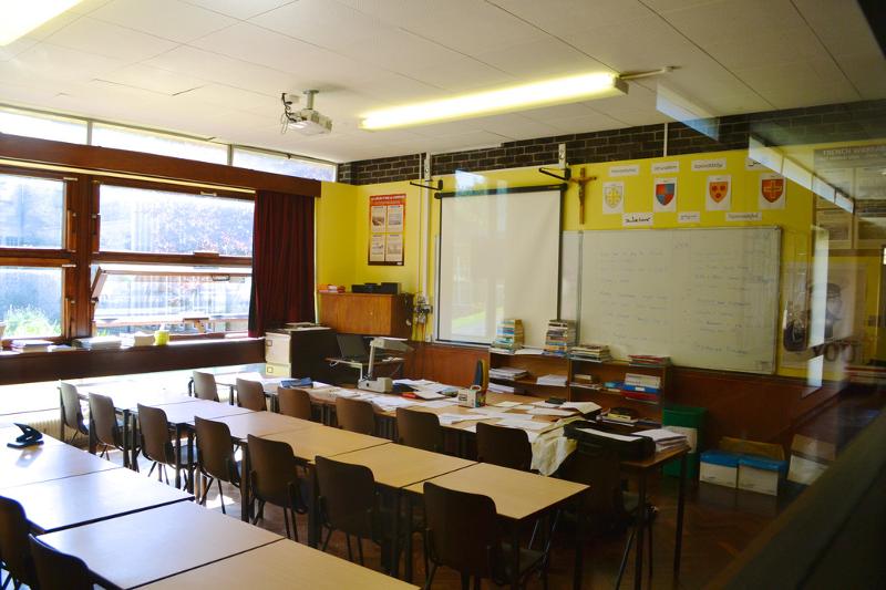 Sala de aula iluminada e equipada para ensino interativo, ideal para aulas de curso de lingua inglesa