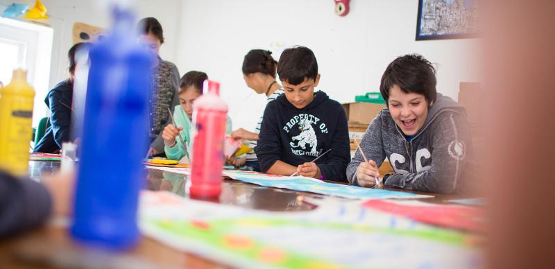 Crianças a participar em atividades artísticas e criativas como parte de um curso de lingua inglesa.