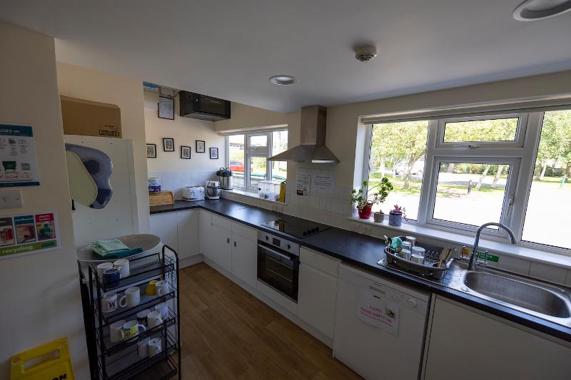 Cozinha moderna e bem equipada, ideal para preparar refeições durante o teu curso de lingua inglesa.