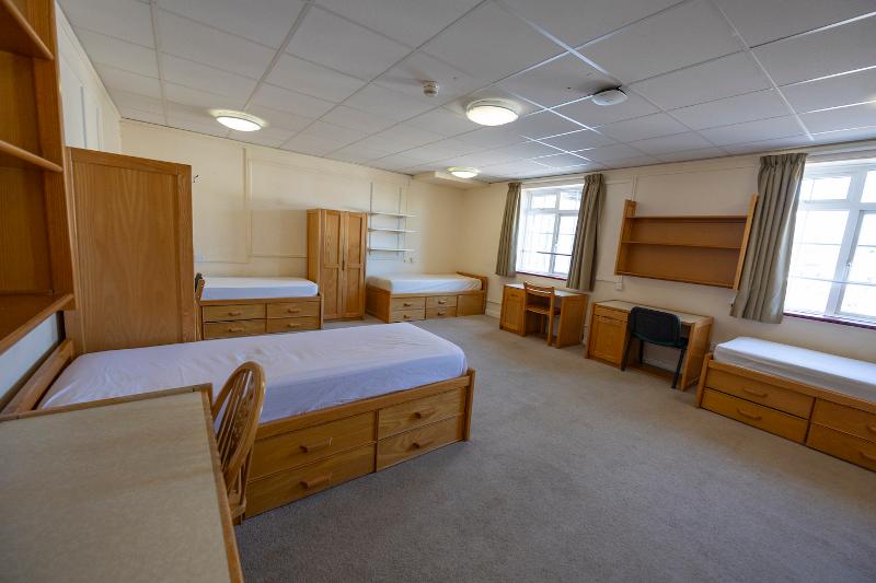 Quarto simples e confortável, perfeito para relaxar após um dia de aulas no teu curso de lingua inglesa.