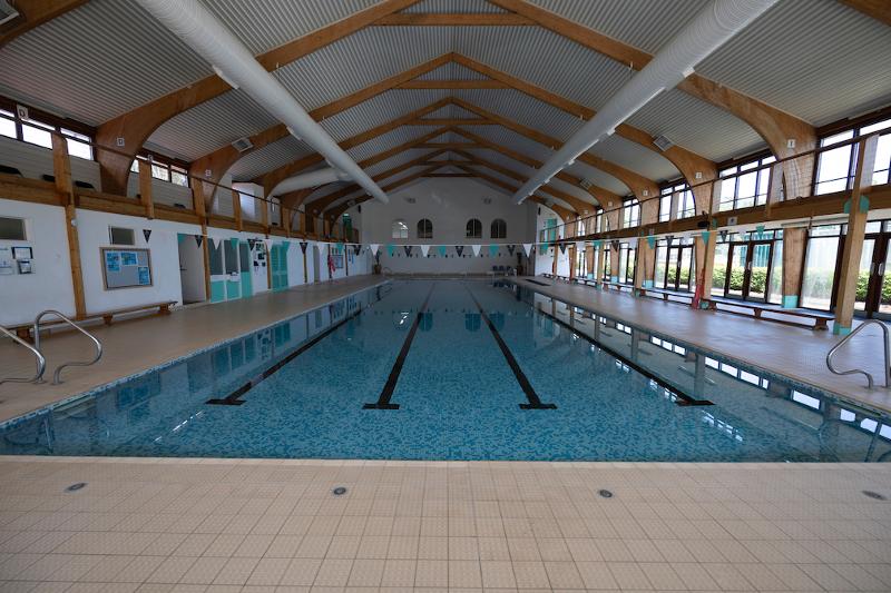 Piscina espaçosa e bem iluminada, ideal para relaxar e descontrair após as aulas no teu curso de lingua inglesa.