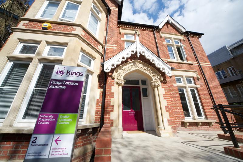 Entrada do Kings London Annexe, onde se oferecem cursos de língua inglesa em um ambiente acolhedor e acessível.