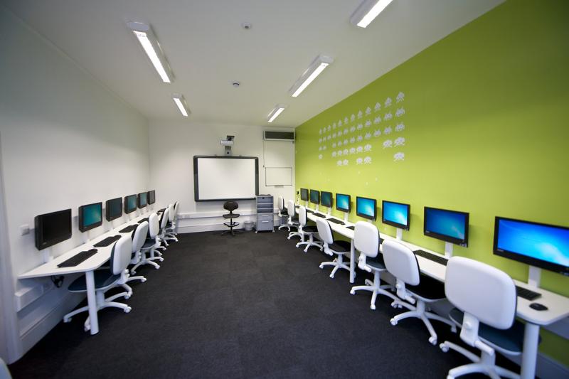 Sala equipada de computadores modernos para o curso de lingua inglesa