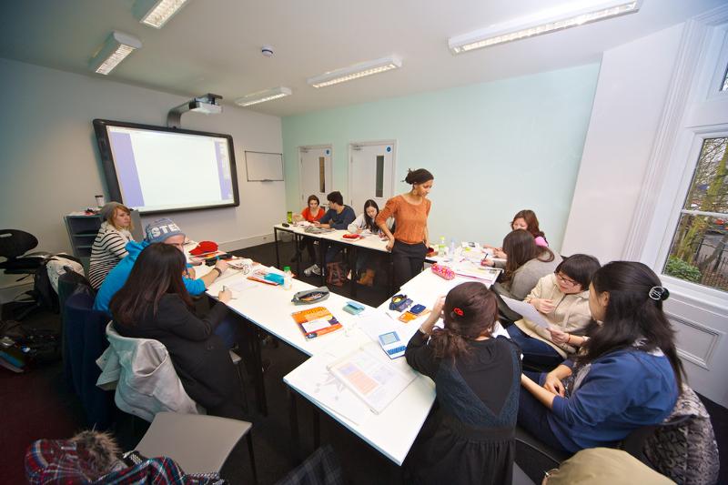 Aula dinâmica de inglês durante o teu curso de ingles para jovens
