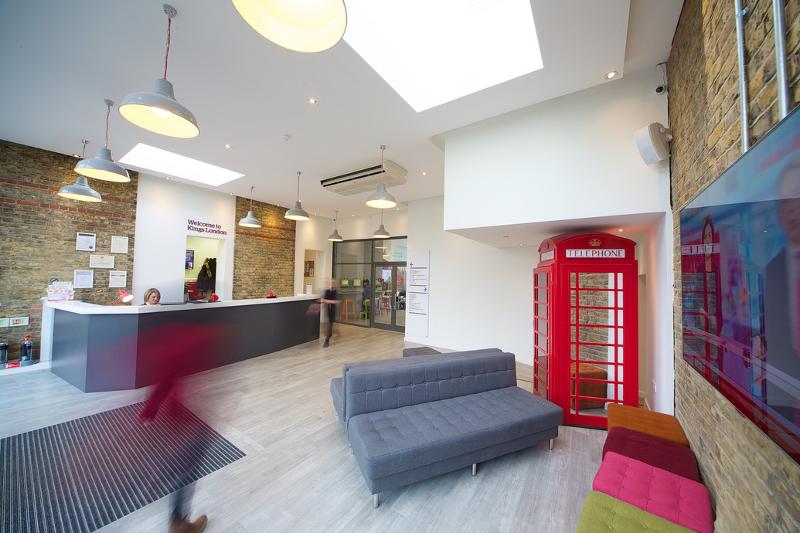 Lounge moderno e amplo, onde toma lugar os curso de ingles para jovens