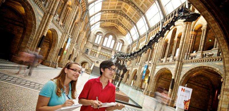 Dois participantes a visitar o museu de beckenham durante o curso de lingua inglesa