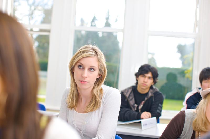 Participantes na sala de aula a prestar atenção durante 