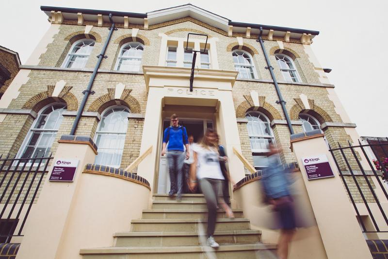 Estudantes a sair do edificio do curso de lingua inglesa