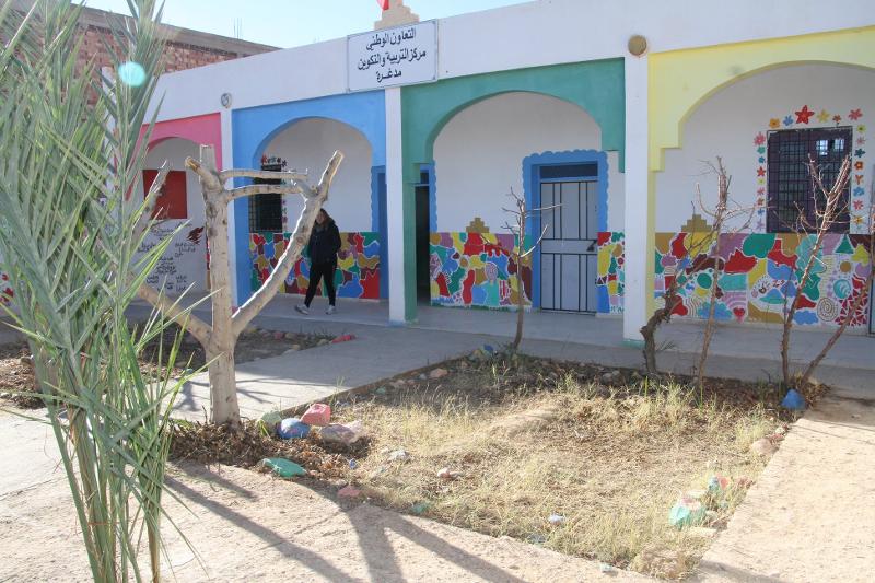 Escola pintada com várias cores onde os participantes fazem atividades