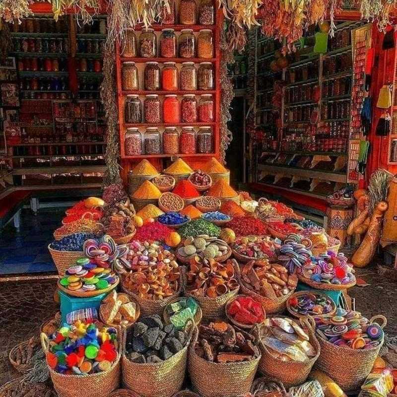 Loja marroquina com vários alimentos e especiarias com muitas cores diferentes