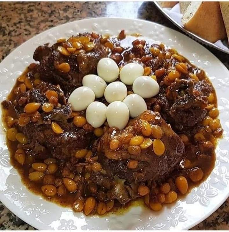 Prato branco com uma refeição Marroquina