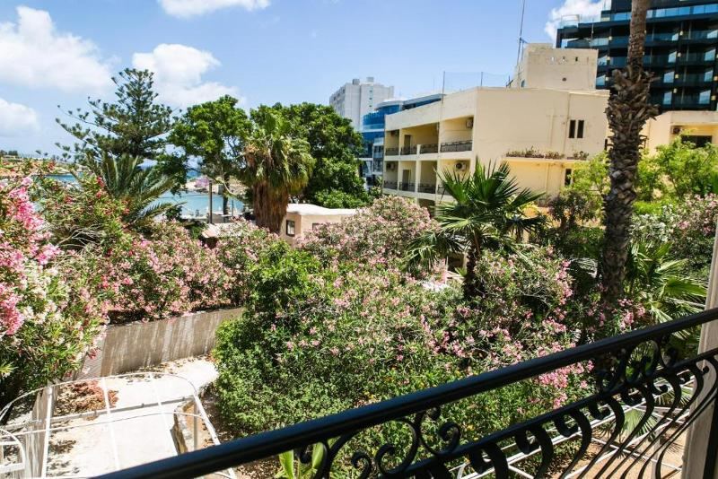 Vista de um jardim tropical e edifícios ao fundo, criando um ambiente relaxante para quem frequenta um curso de ingles na alemanha.