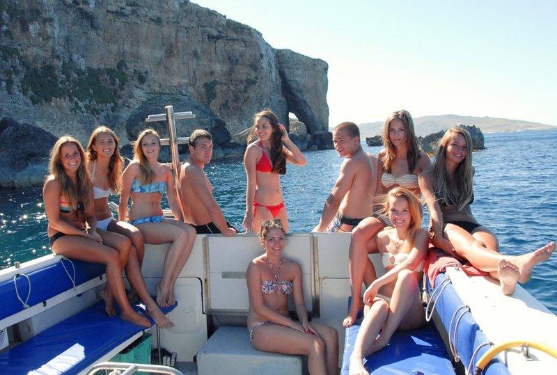  Grupo de jovens a desfrutar de um passeio de barco, uma excelente forma de aproveitar o tempo livre durante um curso de linguas