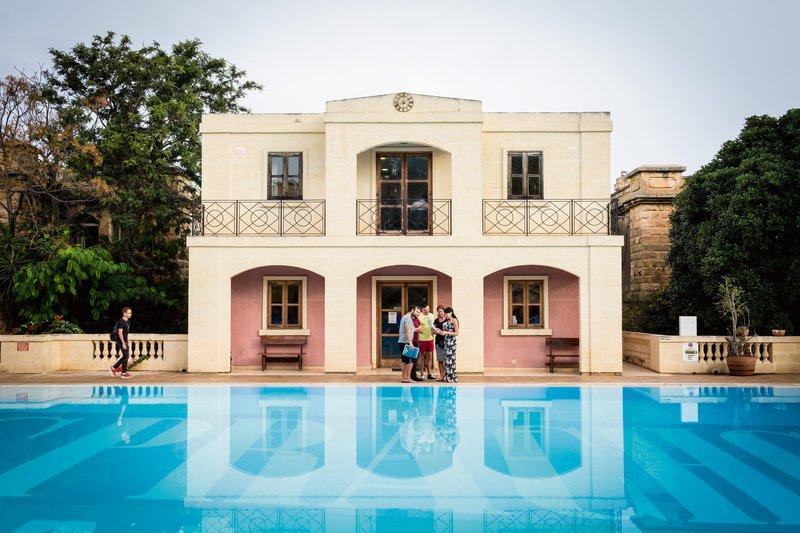 Estudantes se reúnem durante o curso de ingles na alemanha, aproveitando a piscina para um momento de socialização.