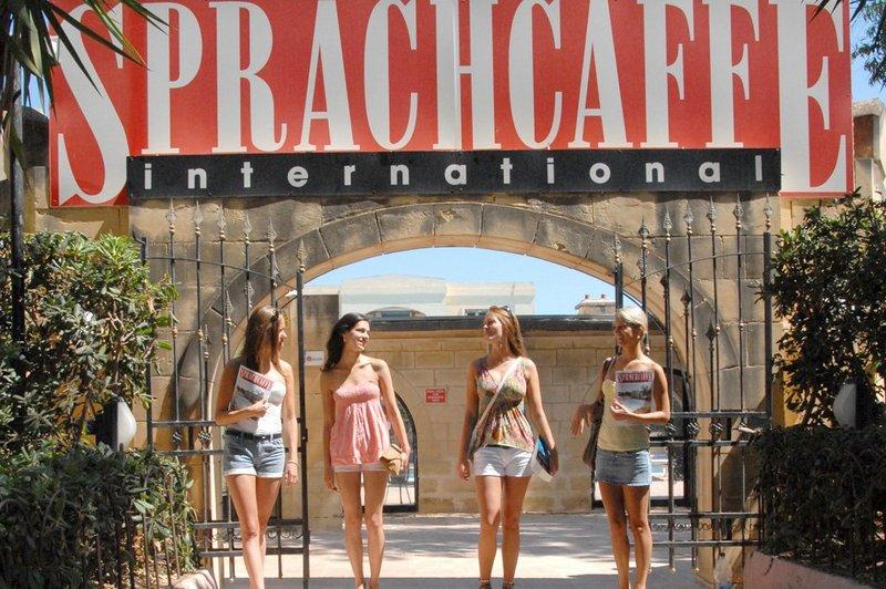 Estudantes felizes saindo de um campus Sprachcaffe após uma aula de ingles na alemanha, em um ambiente vibrante e acolhedor.