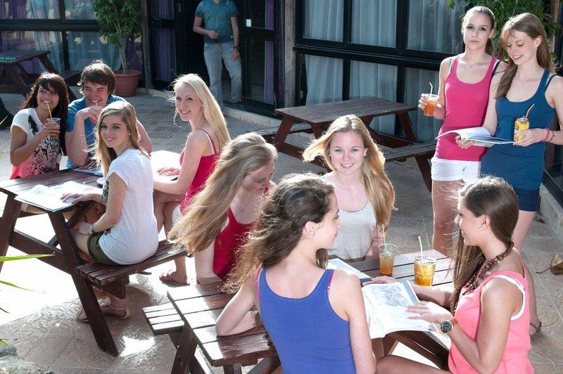 Estudantes socializando ao ar livre, em um ambiente descontraído, após as aulas de curso de ingles na alemanha.