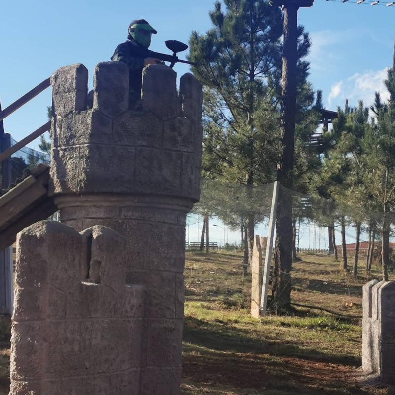 criança a jogar paintball no campo de férias Vila Real