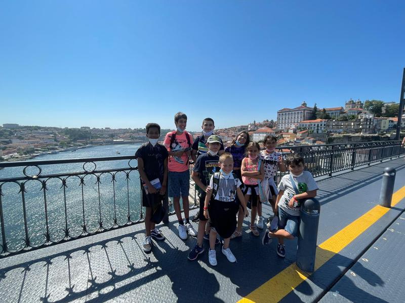 passeio pela ponte por cima do rio Douro no campo de férias Vila Real