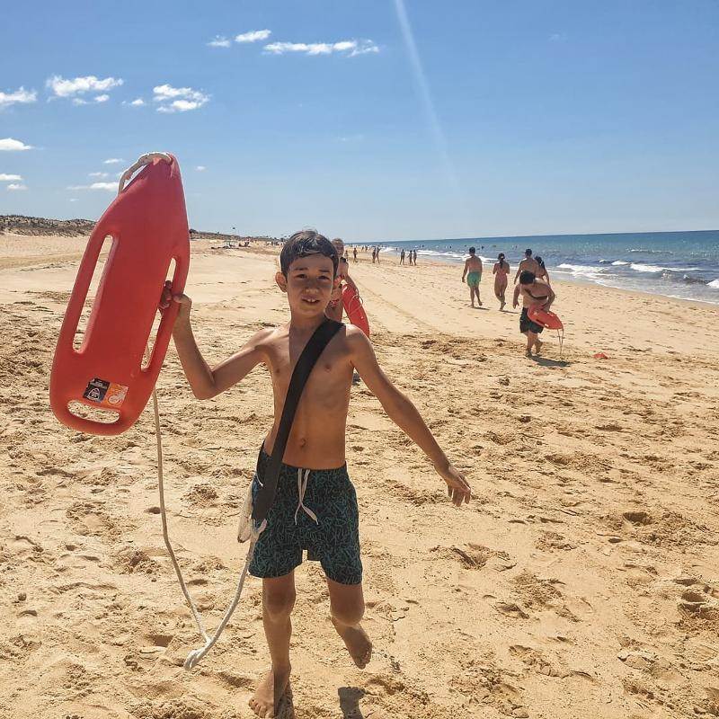 participante rapaz com boia de salvamento na mão no surf camp Algarve