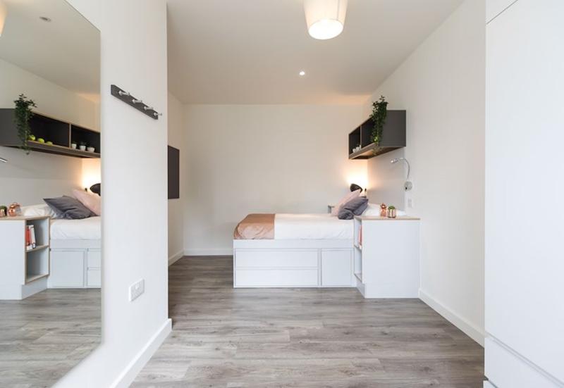 Quarto espaçoso e moderno com uma cama individual, parte da estadia no curso de ingles cambridge, ideal para conforto e concentração.