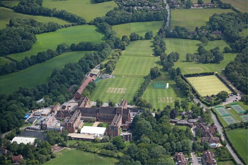 Vista aérea de um vasto campus verde com edifícios históricos e instalações desportivas, ideal para um curso de inglês no estrangeiro.