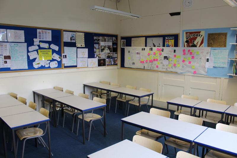Tipica sala de aula com vários lugares e notas nas paredes, durante o curso de inglês no estrangeiro.