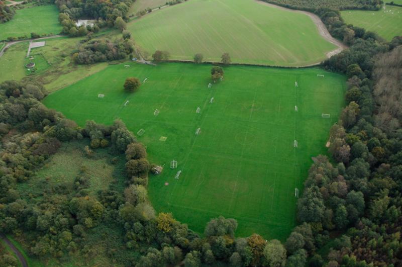 Vasto campo verde para atividades desportivas no curso de inglês no estrangeiro.