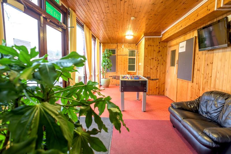 Sala de estar acolhedora no curso de ingles para jovens