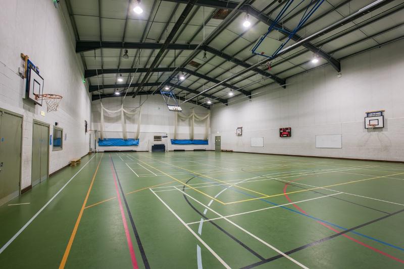 Pavilhão interior de desportos no curso de ingles para jovens
