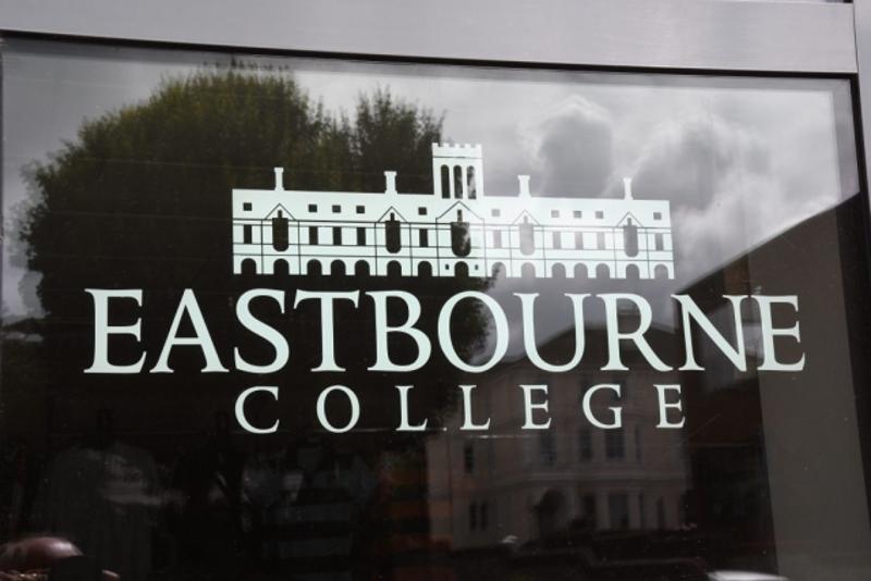 Logótipo do Eastbourne College com a imagem estilizada do edifício histórico, refletindo a tradição e prestígio da instituição e do curso de língua inglesa