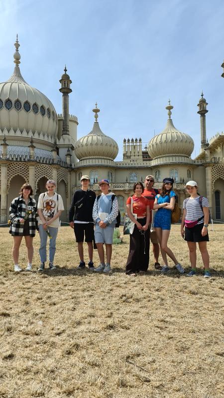 Grupo de estudantes do curso de língua inglesa à frente do icónico Royal Pavilion, desfrutando de uma excursão cultural.