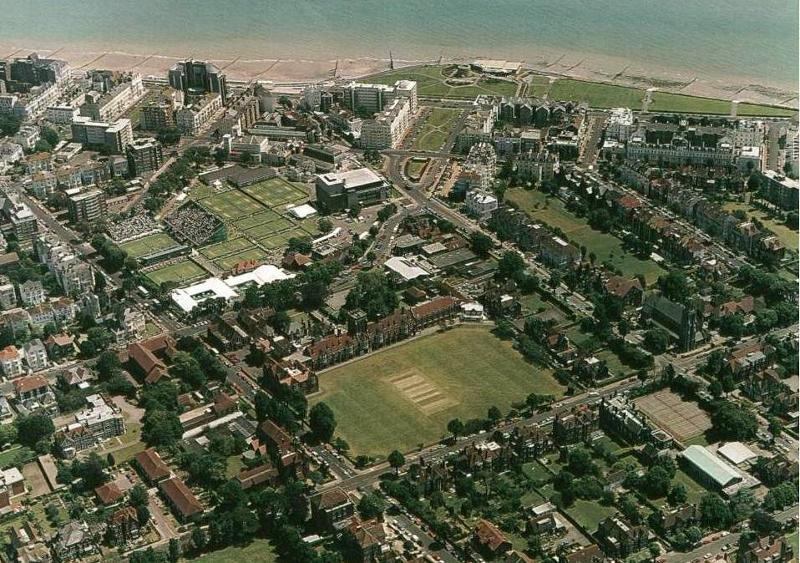 Vista aérea de uma cidade no Reino Unido, destacando o campus onde ocorre o curso de inglês, próximo ao mar.