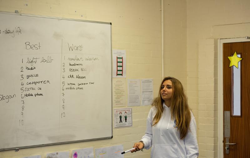 menina ao pé do quadro na aula de inglês do curso de linguas na Escócia