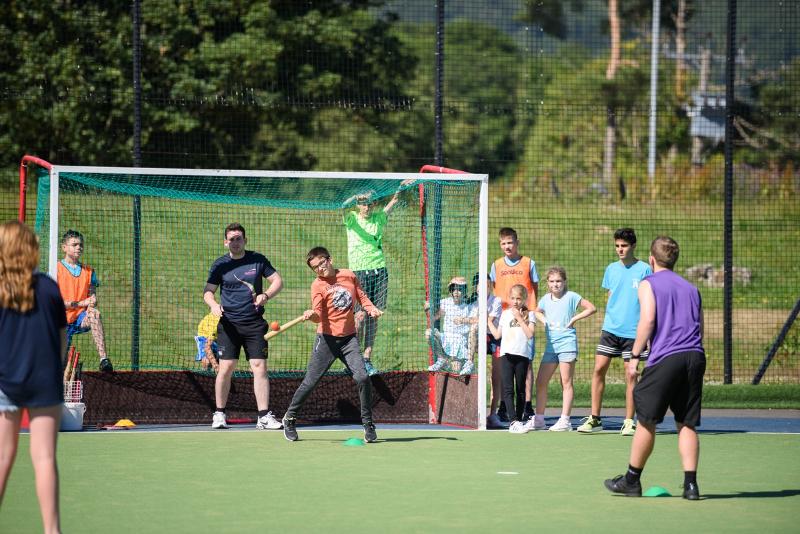 participantes a fazer desporto no curso de linguas na escocia
