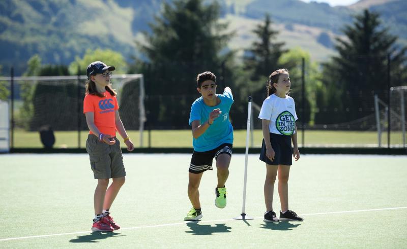 três participantes a jogar basebol no curso de linguas na escocia